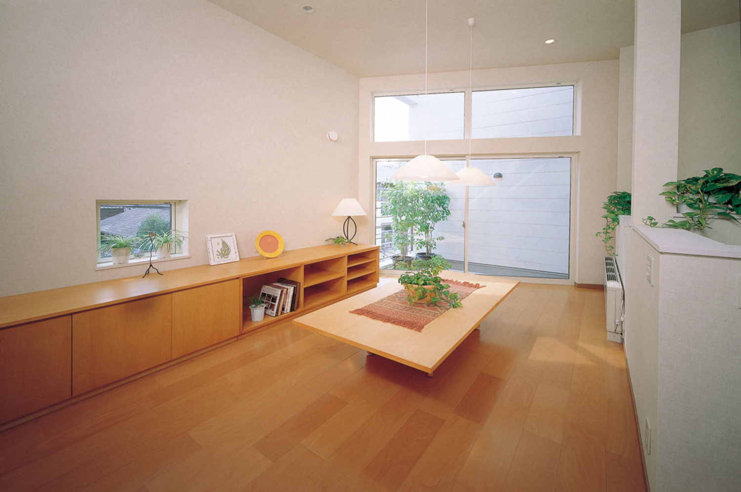 床と家具の色合いがとても優しいリビング空間