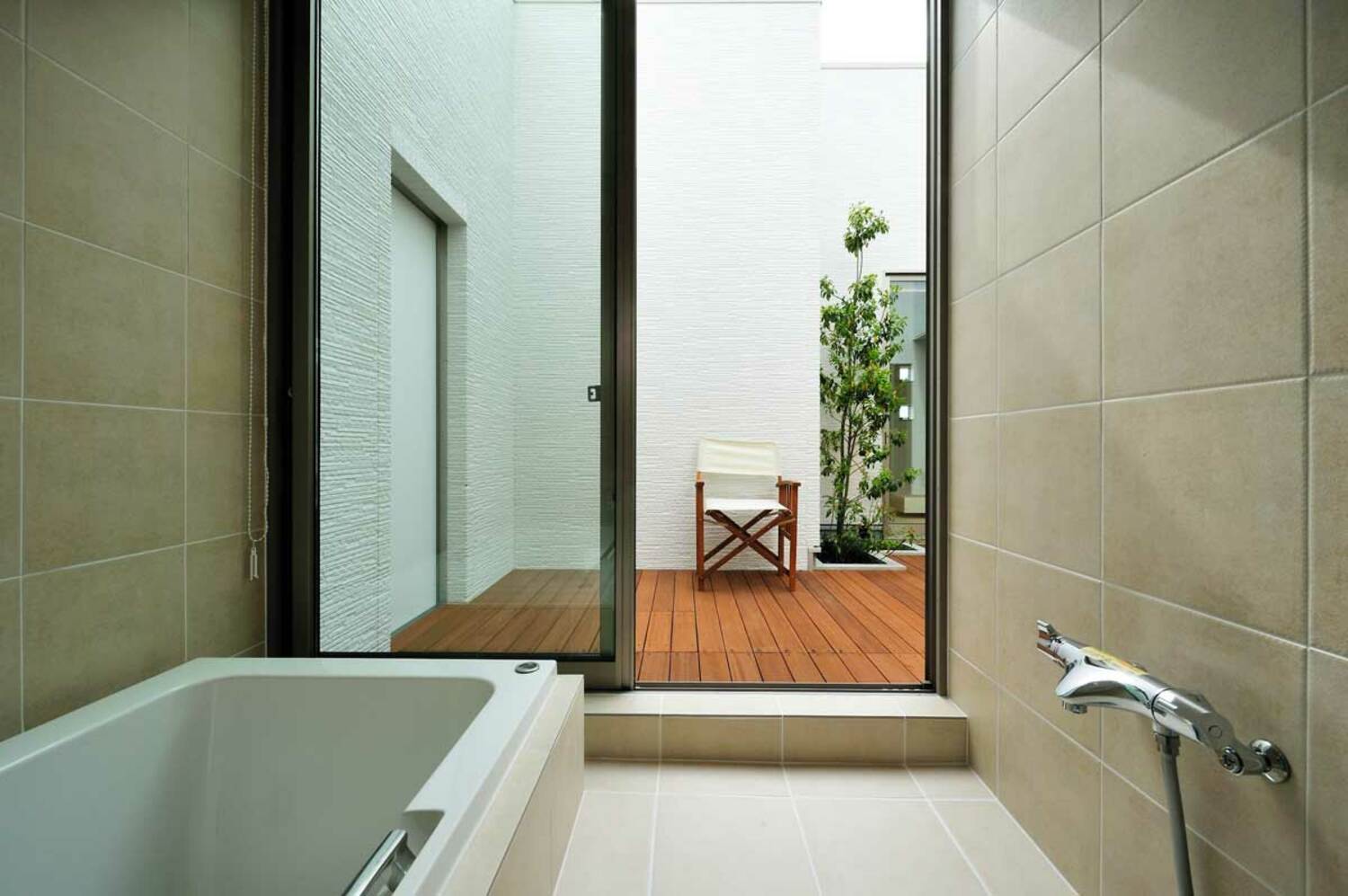 開放的な浴室と、どの部屋からも眺められる中庭のある家